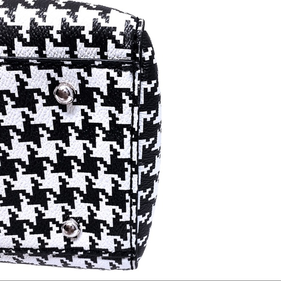 GUESS PURSE BLACK AND WHITE W/SILVER ACCENTS AND CHAIN HANDLE - Picture 4 of 10